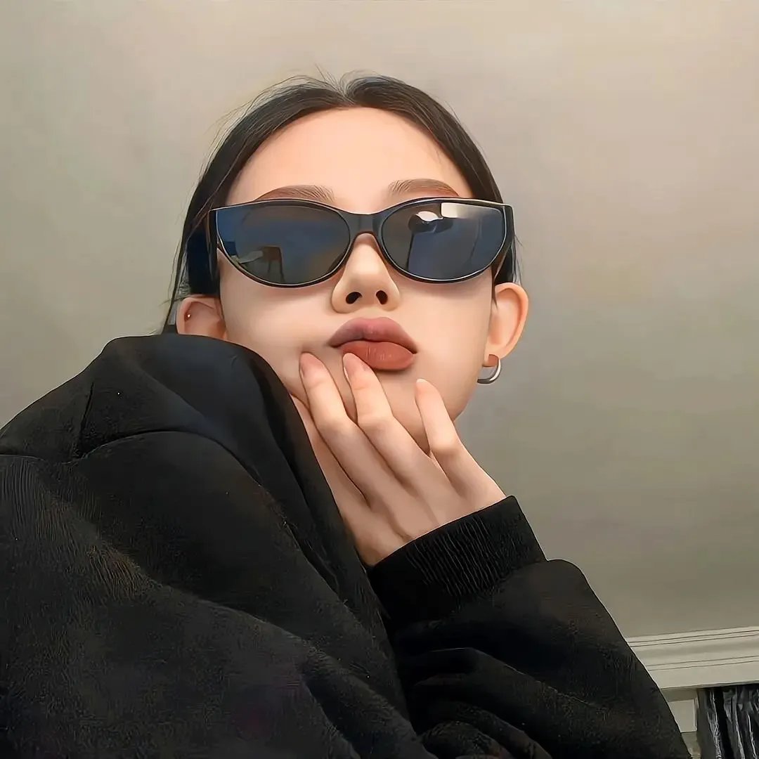 吉普车中的四人